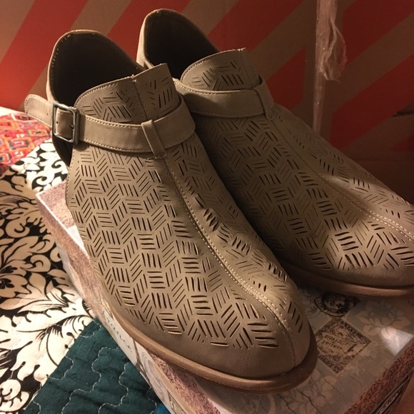 Boots - Picture 2 of 4